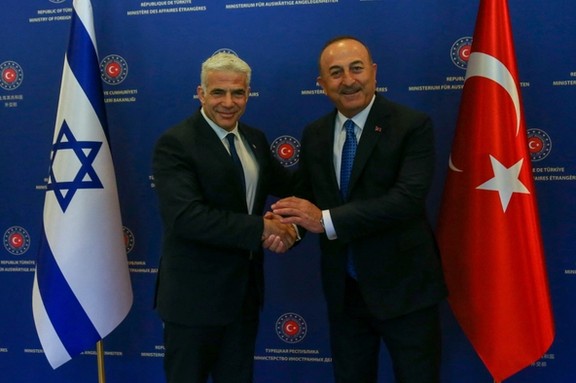 Israeli Foreign Minister Yair Lapid (left) and his Turkish counterpart Mevlut Cavusoglu