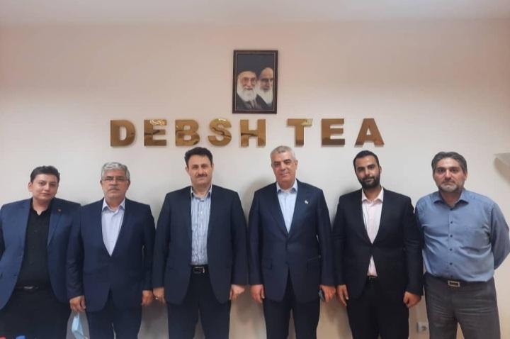 Debsh Tea Company CEO Akbar Rahimi (4th left) among a group of the company’s employees (File photo) 