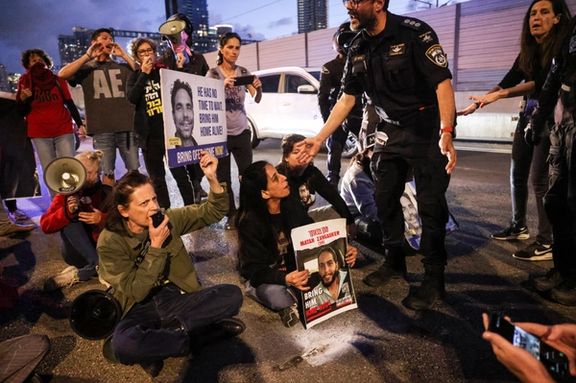 تجمع معترضان و درخواست آنها برای آزادی گروگانهای در بند حماس، تلآویو، ۱۷ اردیبهشت