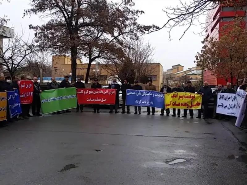 تجمع سائقي سيارات الأجرة والعمال والمتقاعدين بمدن إيرانية عدة للتنديد بتردي الوضع المعيشي