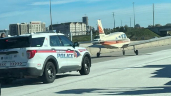 یک هواپیمای کوچک به دلیل نقص فنی ناچار به فرود اضطراری در یکی از بزرگراههای تورنتو شد