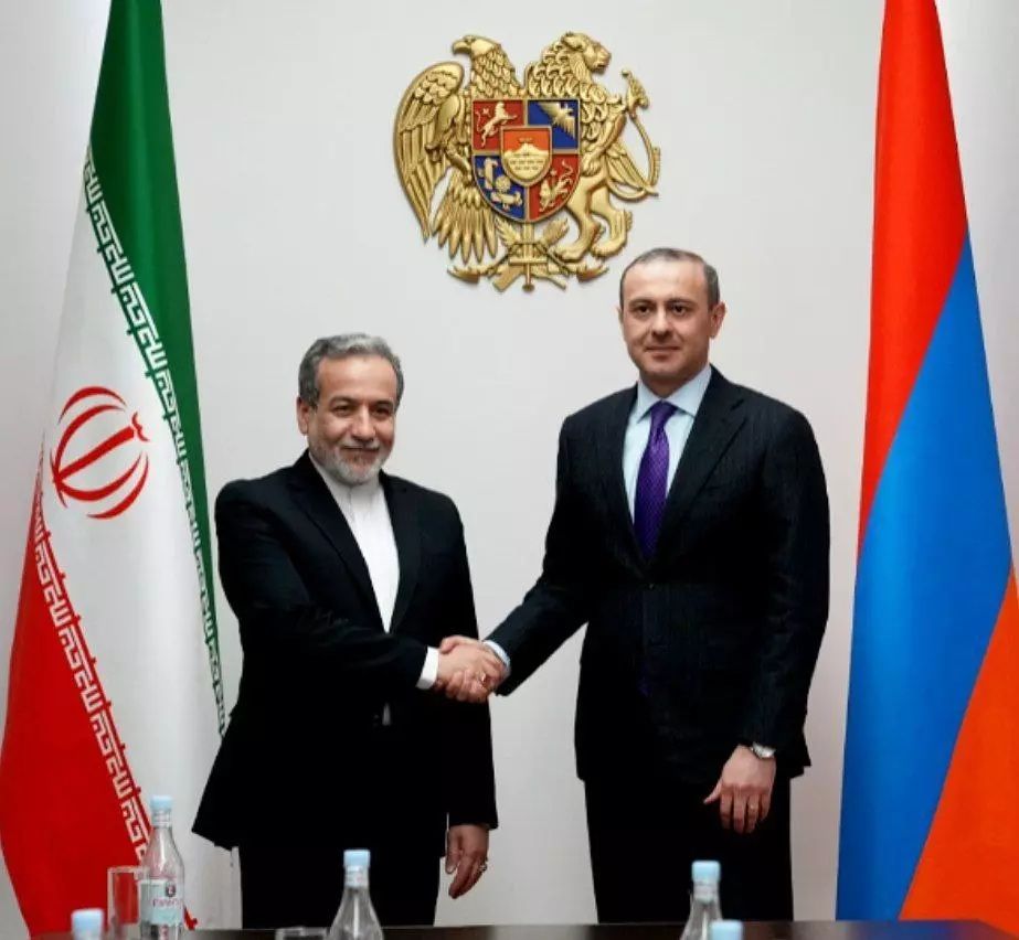 یکی از برنامه‌های سفر عراقچی، دیدار و گفت‌وگو با آرمن گریگوریان دبیر شورای عالی امنیت ملی ارمنستان بود. 