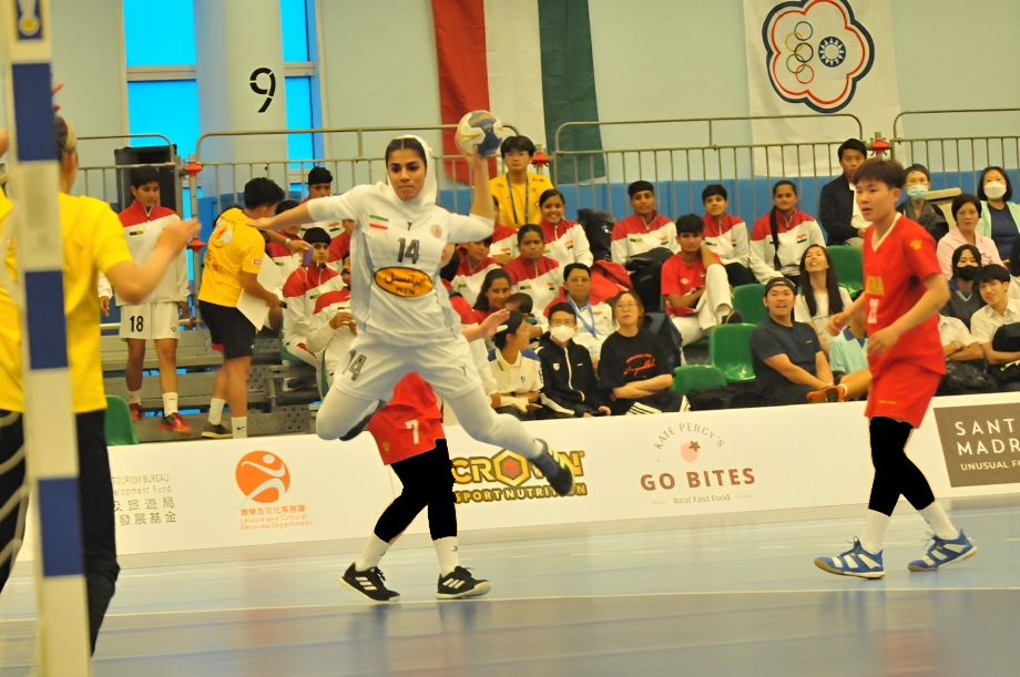 فدراسیون هندبال، با فوتوشاپ، پای هندبالیست‌های زن چینی و ازبکستانی را سیاه کرد