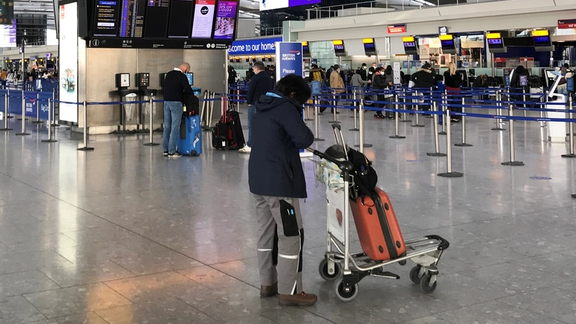 وزارت کشور بریتانیا: یک مسافر لندن به لبنان با یک میلیون پوند پول در چمدانش بازداشت شد
