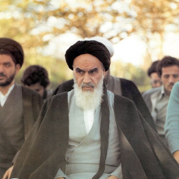 بلدية نوفل لوشاتو الفرنسية تزيل صورة الخميني من المنطقة