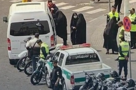 جمعی از زندانیان سیاسی پیشین و فعلی: حکومت با لشکرکشی علیه زنان، بیشتر به قهقرا میرود