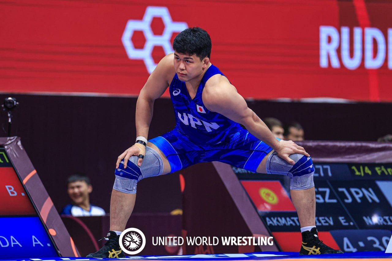 آرش یوشیدا، کشتی‌گیر ایرانی‌تبار ژاپن، با پیروزی بر امیرعلی آذرپیرا، قهرمان آسیا شد