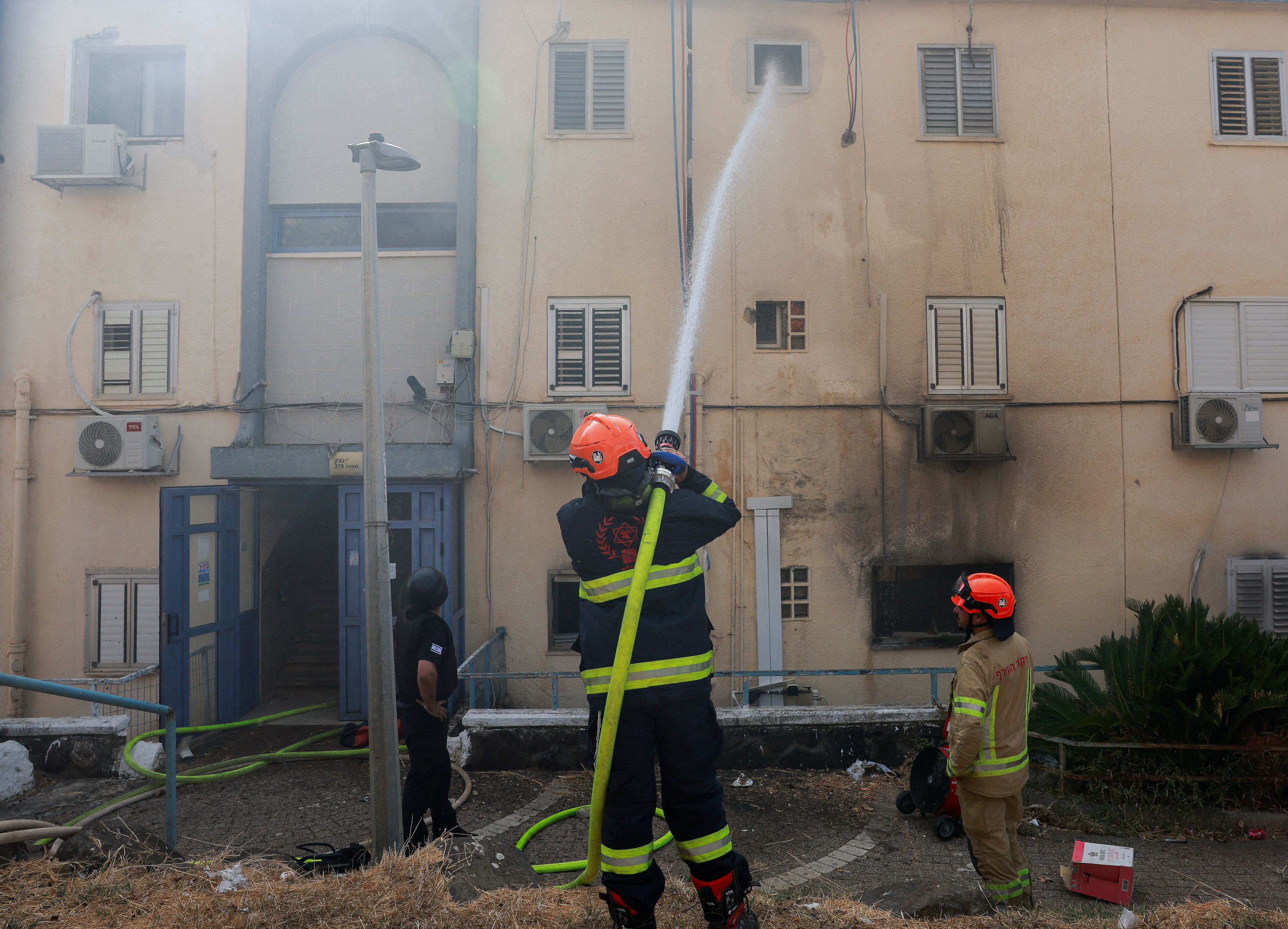 آتش‌نشانان در تلاش برای فرونشاندن حریق در پی حمله حزب‌الله به کیریات شمونا در شمال اسرائیل، ۱۸ مهر