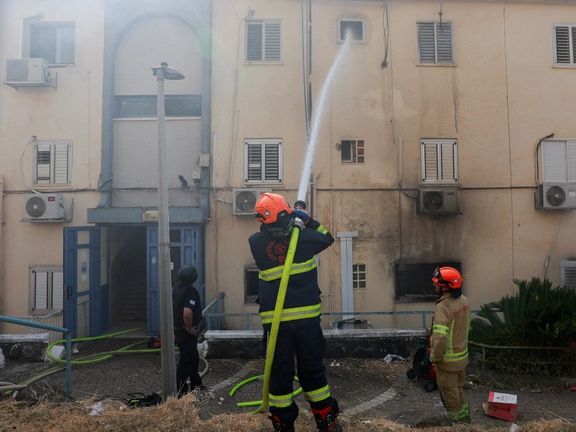 آتشنشانان در تلاش برای فرونشاندن حریق در پی حمله حزبالله به کیریات شمونا در شمال اسرائیل، ۱۸ مهر