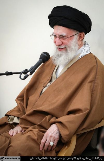 خامنئي يقطع الإنترنت عن الإيرانيين ويواصل نشر منشوراته على مواقع التواصل  