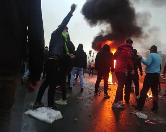روزنامه سپاه: بنزین آتشزاست و گرانی آن آتش نارضایتی را شعلهور میکند