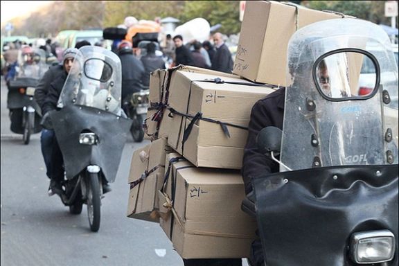 بحران معیشت، جوانان تهران را به اجاره روزانه موتور برای کار بهعنوان پیک واداشته است