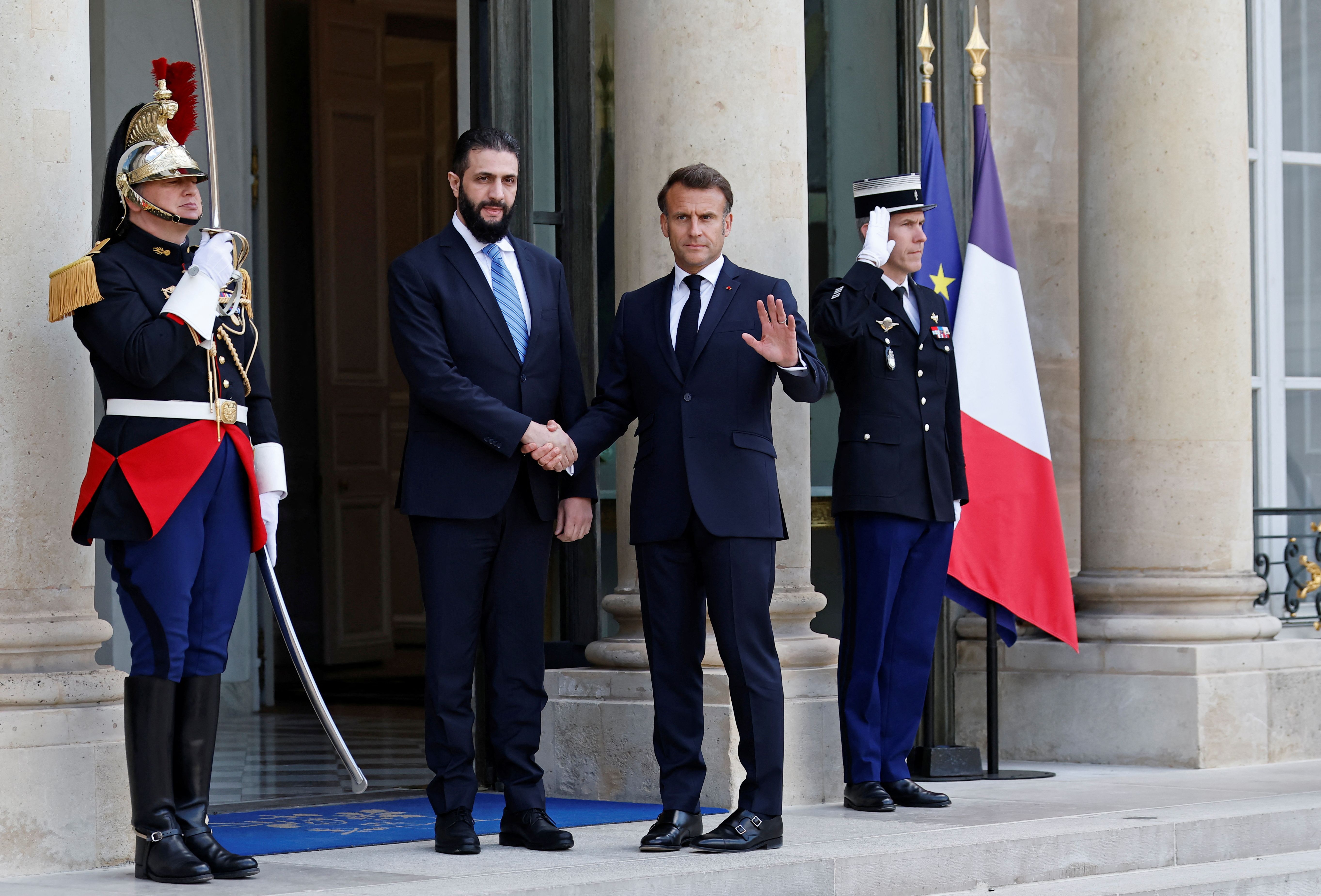 احمد الشرع با استقبال امانوئل مکرون وارد کاخ الیزه پاریس شد