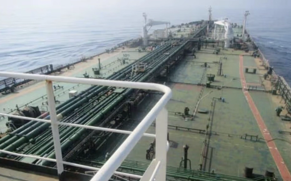 تكدس 30 مليون برميل من نفط إيران في مياه ماليزيا.. والصينيون لا يشترون