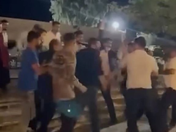 أحدهم أشهر سلاحه.. اشتباكات بين عناصر أمنية ومواطنين في إيران بسبب تدخين "النرجيلة"