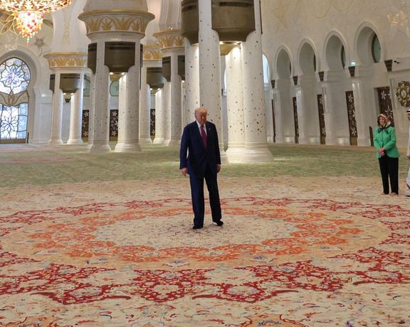 ترامب يلتقط صورة تذكارية على السجادة الإيرانية في مسجد الشيخ زايد