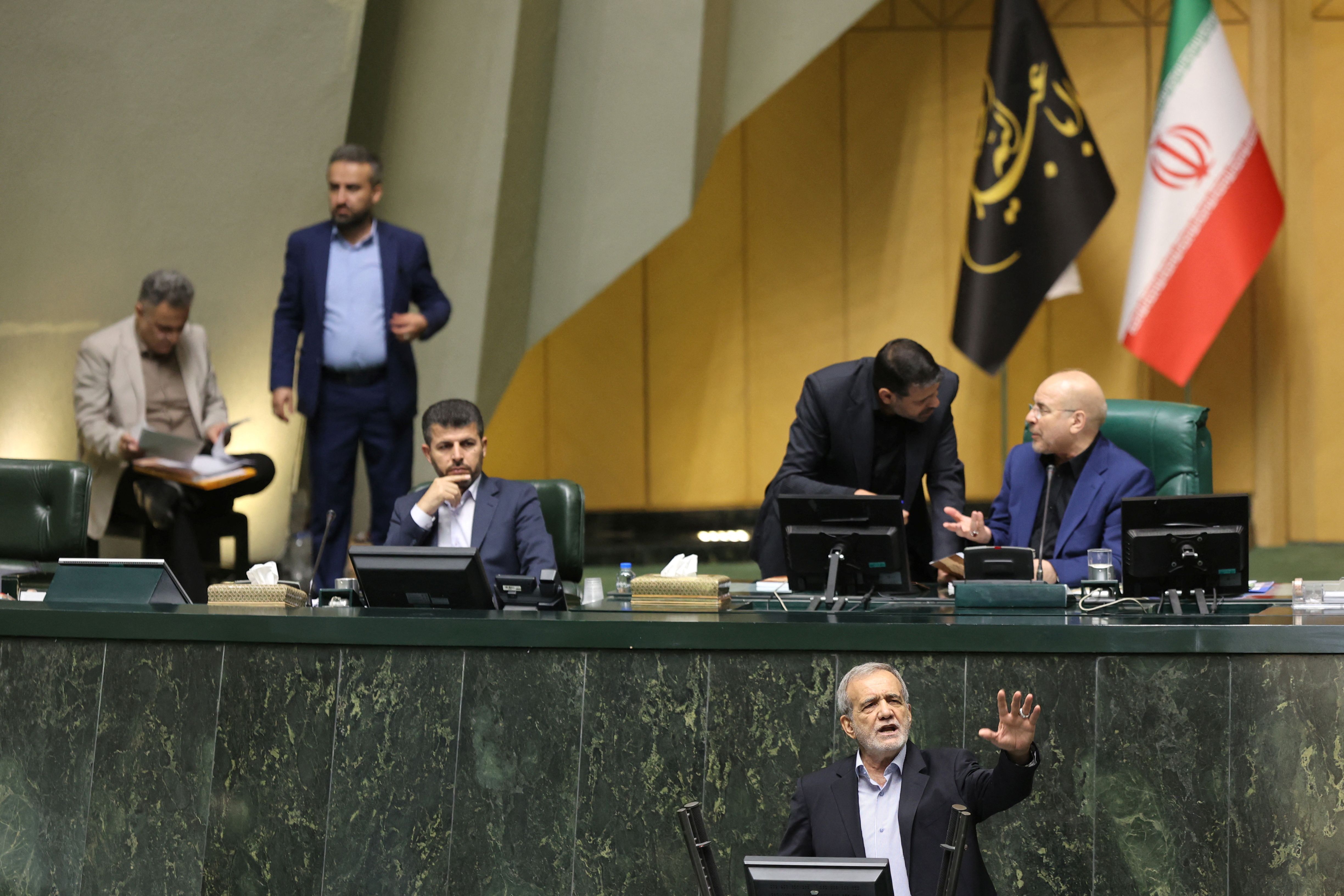 روز اول بررسی وزرای پیشنهادی پزشکیان: نقدها بر بی‌برنامگی دولت و «جمع اضداد» کابینه