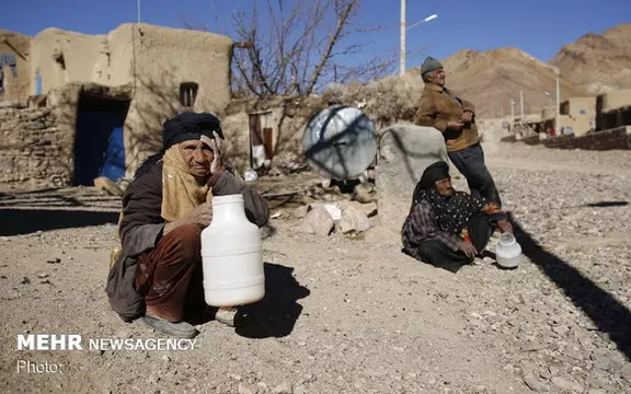 خبرگزاری مهر: در روستای امامیه کرمان مردم از آب کشاورزی برای آشامیدن استفاده میکنند