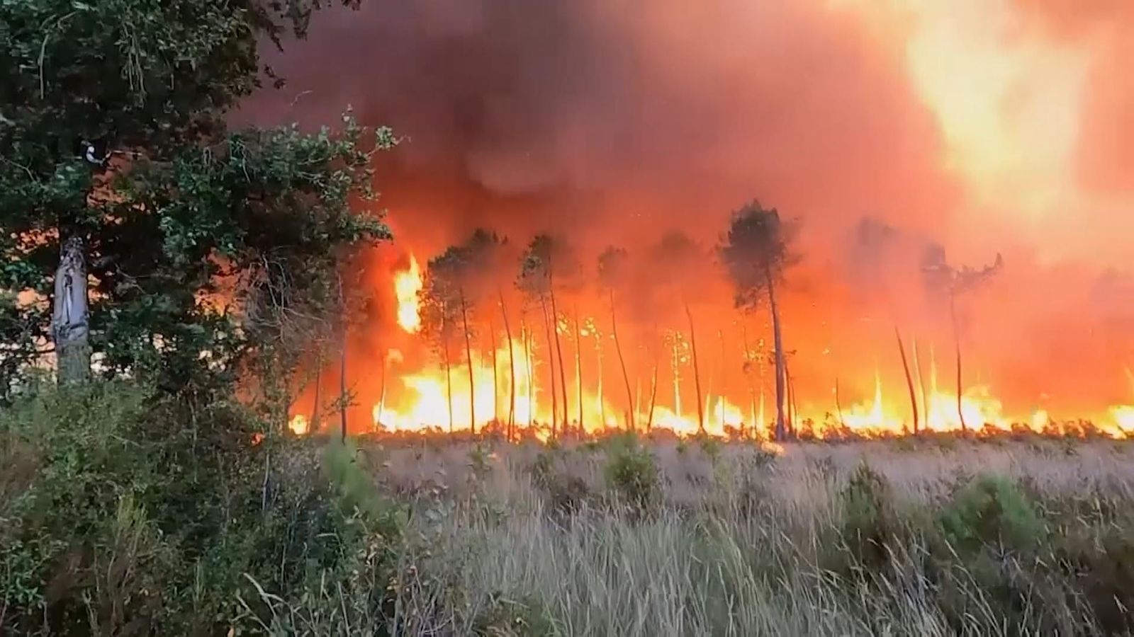 با ادامه آتش‌سوزی در جنوب فرانسه و اسپانیا، هزاران نفر خانه‌های خود را تخلیه کردند