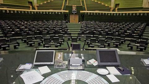 عضو هیات رئیسه مجلس: جلسه صحن لغو و مجلس شورای اسلامی به دلیل آلودگی هوا تعطیل شد