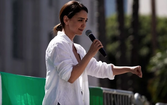 نازنین بنیادی اجازه آمریکا برای راهاندازی مراکز رایگیری جمهوری اسلامی را مضحک خواند