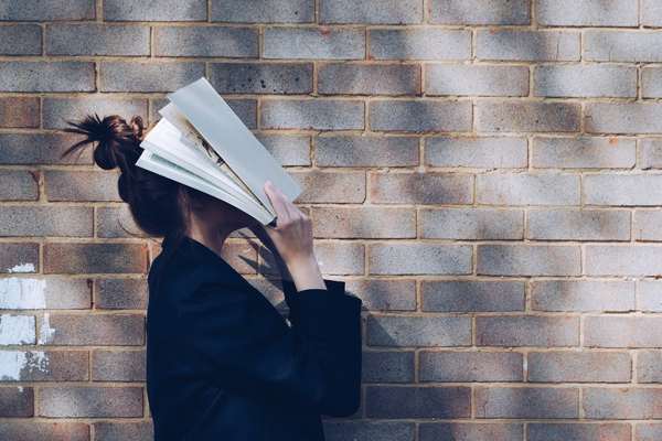چرا گاهی دچار خلا ذهنی میشویم، در این لحظات در مغزمان چه میگذرد؟