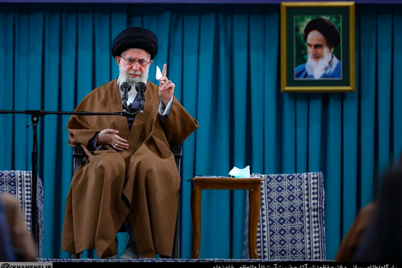 خامنئي ينتقد حكومتي نجاد وروحاني.. ويؤكد: إحصاءات الاقتصاد الكلي لإيران "غير مرضية"