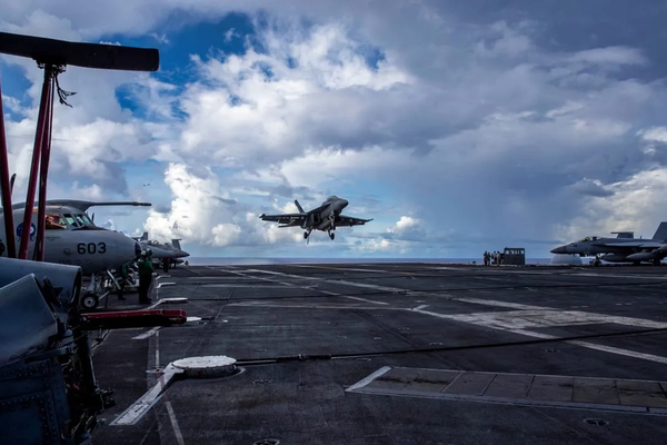 نیویورکتایمز: همزمان با دیپلماسی، پنتاگون برای جنگ احتمالی با ایران آماده میشود