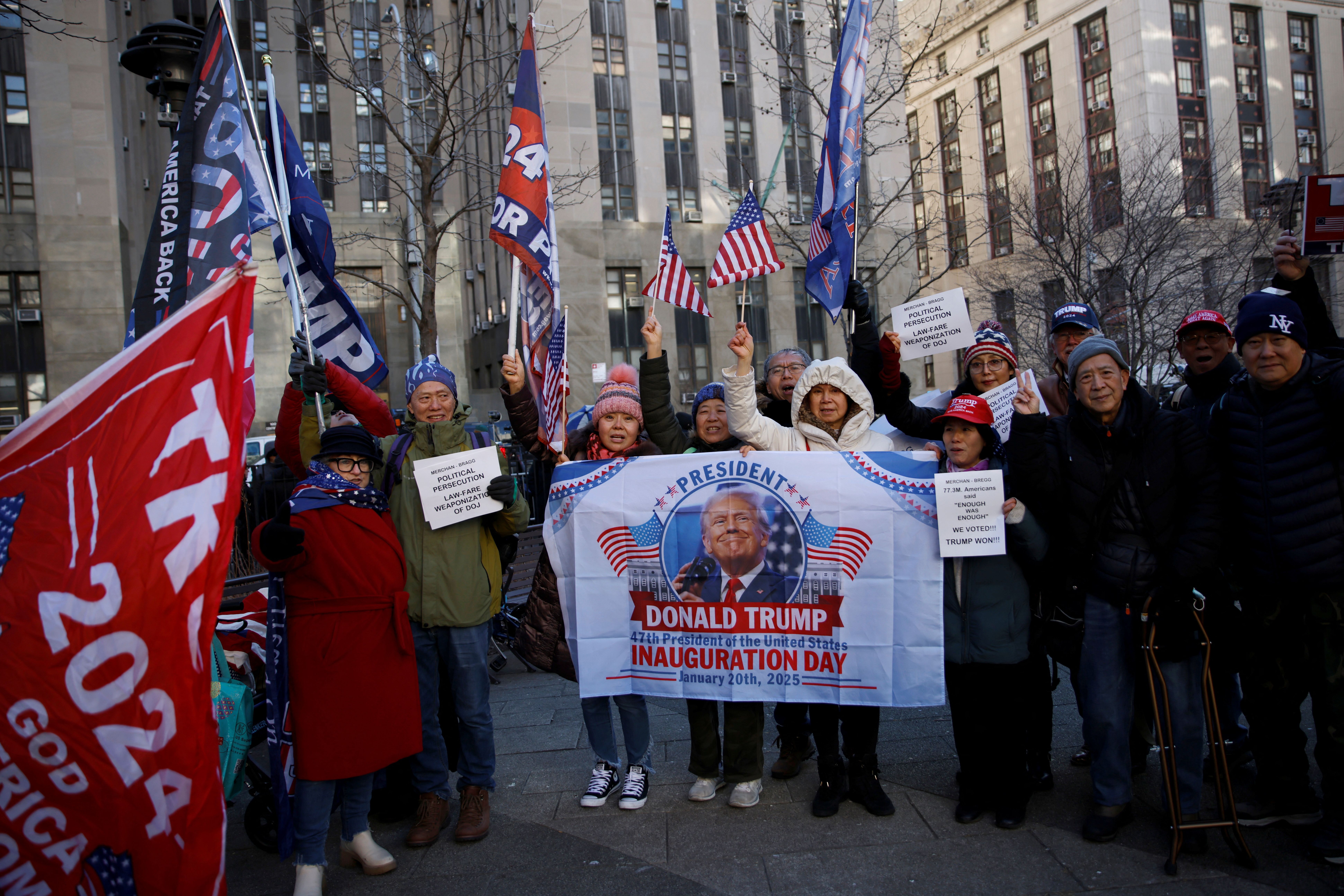 تجمع طرفداران دونالد ترامپ در مقابل دادگاه کیفری نیویورک، منهتن، ۲۱ دی