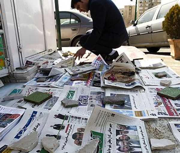 الصحافيون في إيران يعانون الأمرين: الفقر.. وقيود العمل