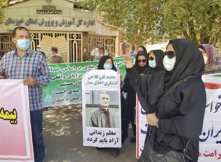 قوات الأمن الإيرانية ترد على الاحتجاجات باعتقال عشرات المعلمين وتفرق تجمعاتهم