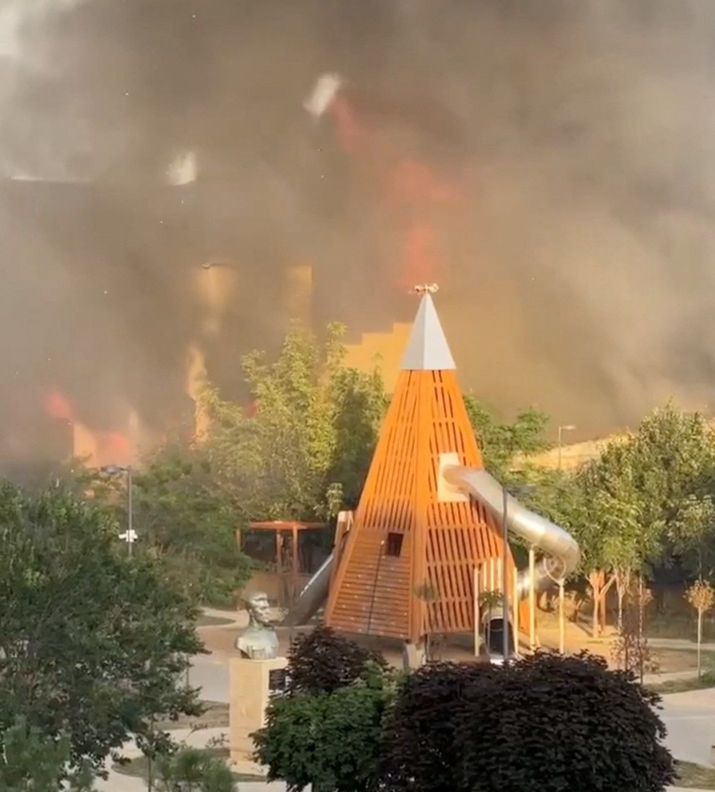 برخاستن دود از محل حمله مردان مسلح، شهر دربند داغستان روسیه، سوم تیر