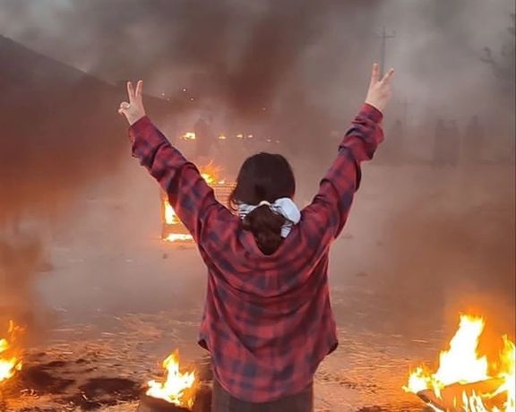 انتفاضة الإيرانيين مستمرة: إضراب للتجار والباعة.. واعتصامات طلابية.. وتشييع للضحايا