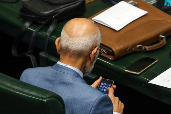 میرسلیم در حال استفاده از گوشی آیفون پس از مخالفت با کاهش تعرفه واردات