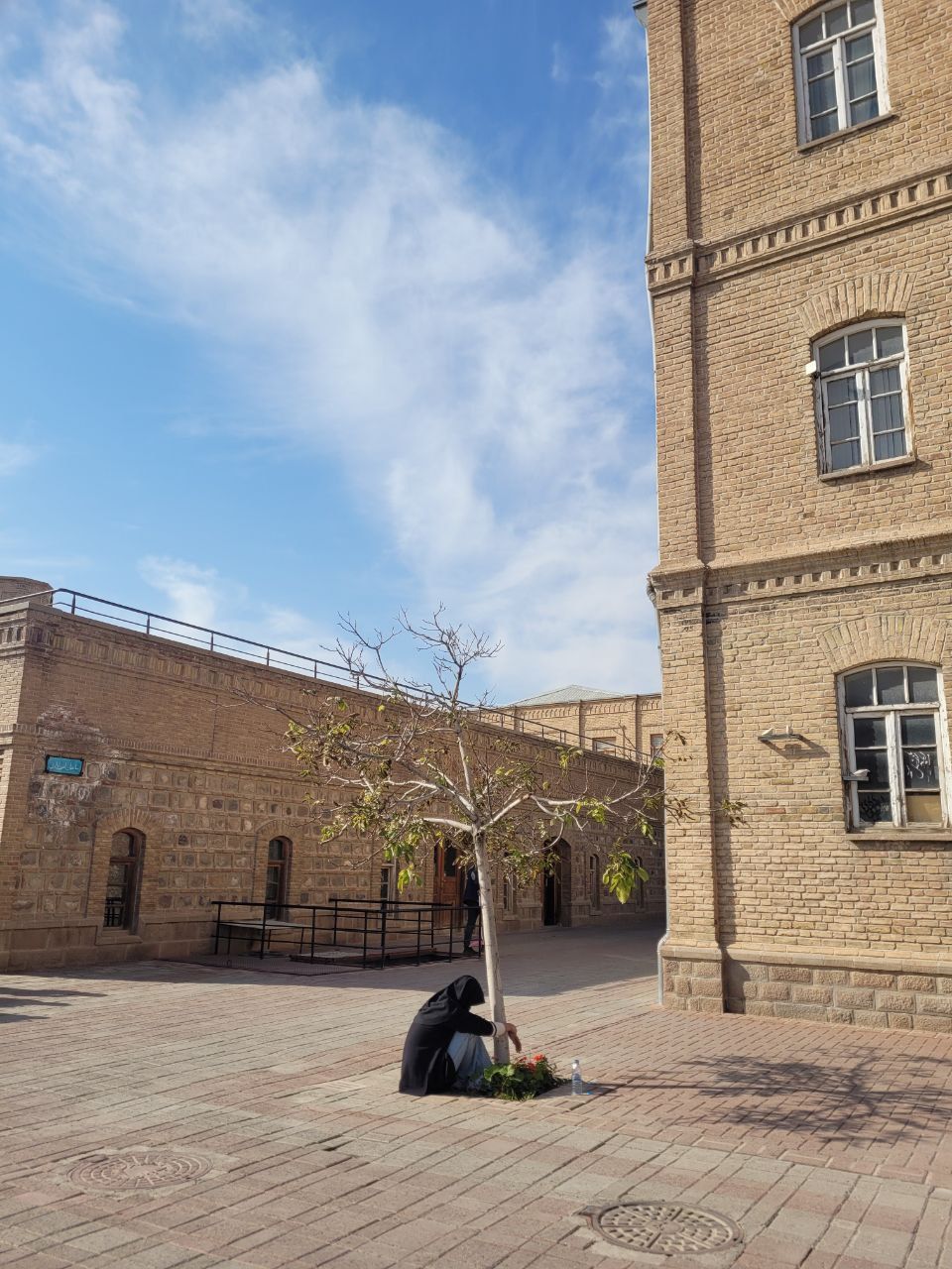 "الربط في عمود".. رمز احتجاجي إيراني ضد التعامل اللاإنساني للأمن مع مواطن بلوشي مقتول