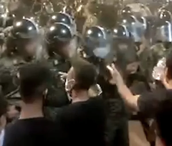 بیش از ۶۵۰ زندانی سیاسی، خانواده‌ دادخواه و فعال مدنی: اعتراض در خیابان حق مردم است