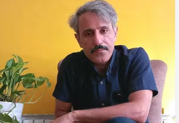 انتقال حسن باقری‌نیا، استاد اخراجی منتقد حکومت، به زندان وکیل‌آباد مشهد