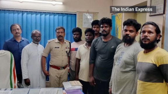 شش ماهیگیر هندی (سمت راست تصویر) پس از فرار از ایران و بازگشت به کشورشان