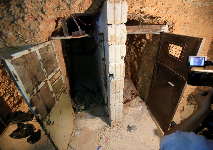 با باز شدن درهای زندان‌های سوریه، هزاران زندانی حکومت اسد آزاد شدند 