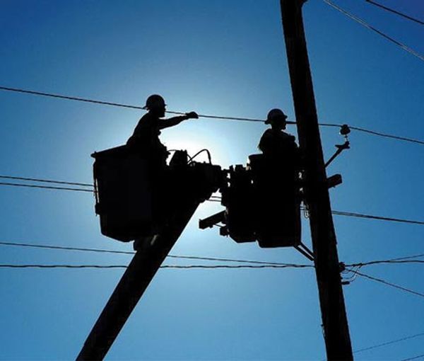 أزمة كهرباء في إيران.. توقف "كارون" عن إنتاج الطاقة والحكومة تعطى عطلة يومين ونشطاء يسخرون