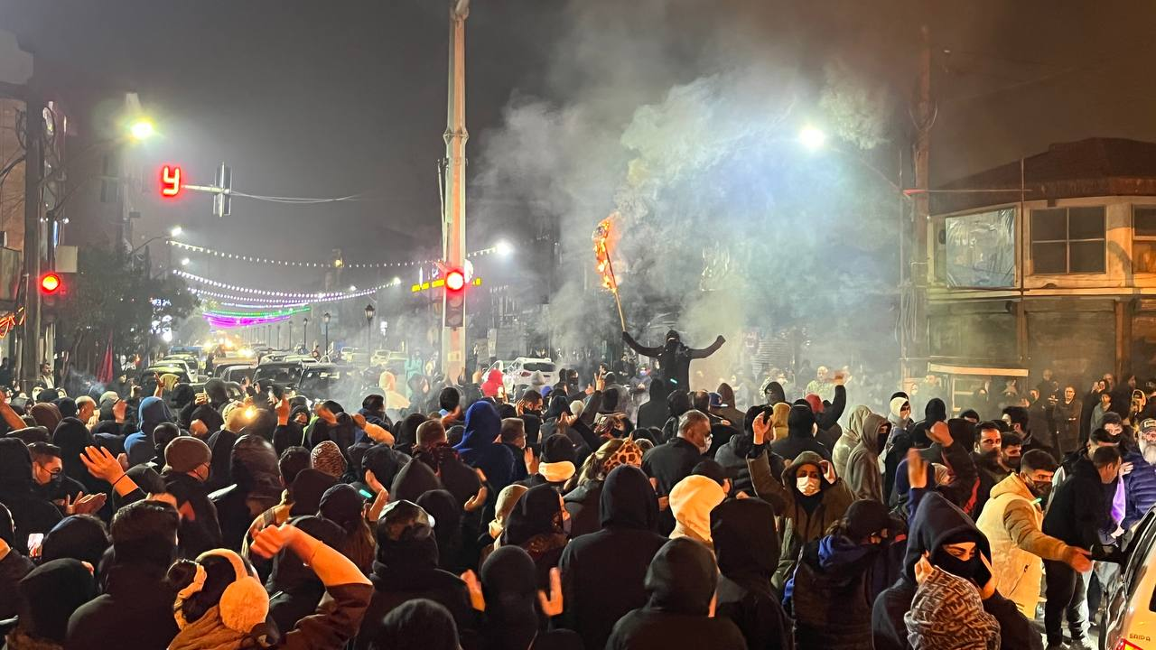 وسط مخاوف من تكرار جرائم "نوفمبر الدامي".. قطع الإنترنت في إيران يثير غضبًا ومخاوف واسعة  