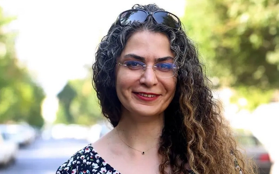 وکیل بهاره هدایت از بازگردانده شدن او به زندان از بیمارستان و ادامه اعتصاب غذایش خبر داد