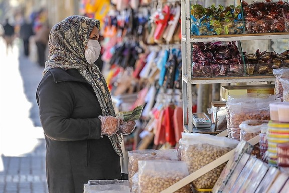 A woman shopping in Tehran. Undated