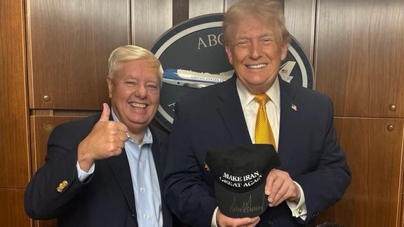 کلاه «عظمت را دوباره به ایران بازگردانیم» در دست دونالد ترامپ