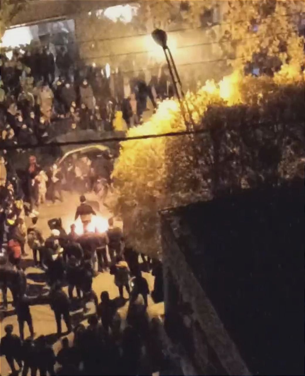 استمرار الاحتجاجات ليلا.. والمواطنون في شوارع مختلف المدن الإيرانية