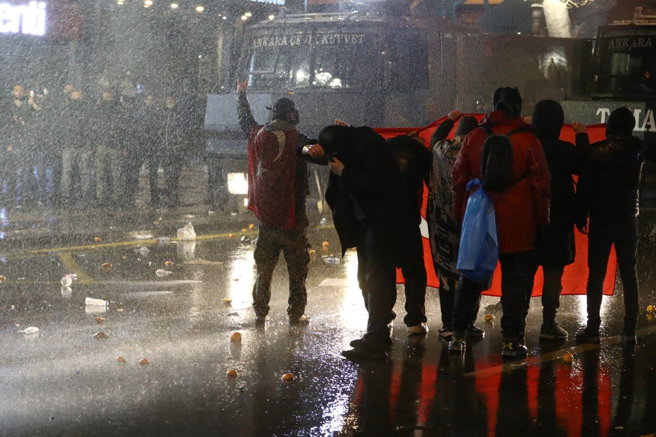 معترضان در مواجهه با شلیک گاز اشک‌آور پلیس، پشت پرچم ترکیه پناه گرفته‌اند