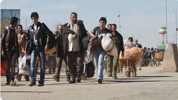 Afghan immigrants crossing the border into Iran