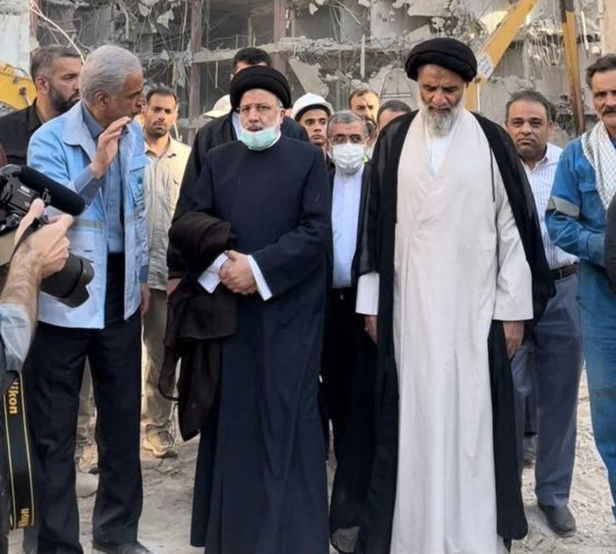 سفر رئیسی به آبادان پس از سرکوب شدن اعتراض‌ها؛ بازدید از متروپل با حضور مقامات و محافظان