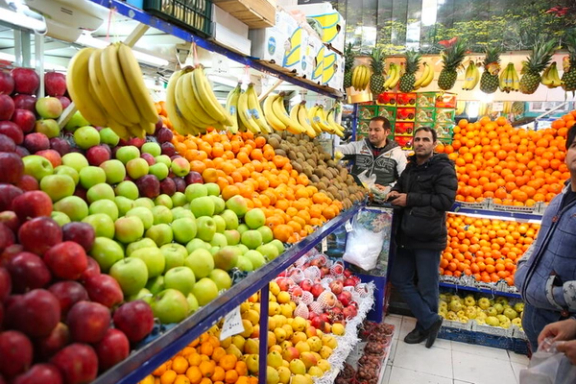 رییس اتحادیه بارفروشان: با کاهش قدرت خرید مردم، مصرف میوه در کشور ۵۰ درصد کم شده