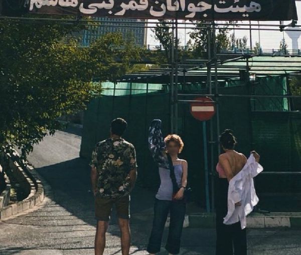 النظام الإيراني يصعد ضد رافضي الحجاب الإجباري.. القبض على 4 أشخاص وحبس ممثلة لمدة عامين